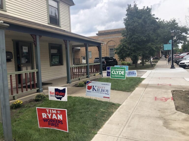 Poll Finds Independents Souring on Economy Weeks